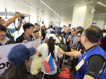 Halos 300 Pinoy na sakay ng chartered flight mula sa Lebanon nakabalik na sa bansa