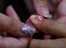 Manicurist sa Japan nakaisip ng sariling solusyon sa problema sa plastic pollution